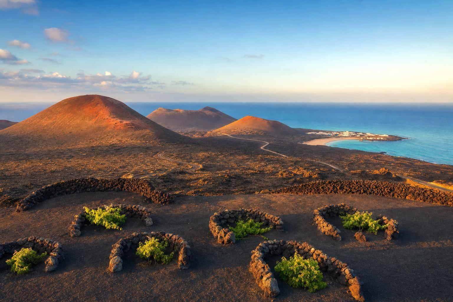 Lanzarote - co zobaczyć: wulkany Timanfaya, jaskinie i plaże